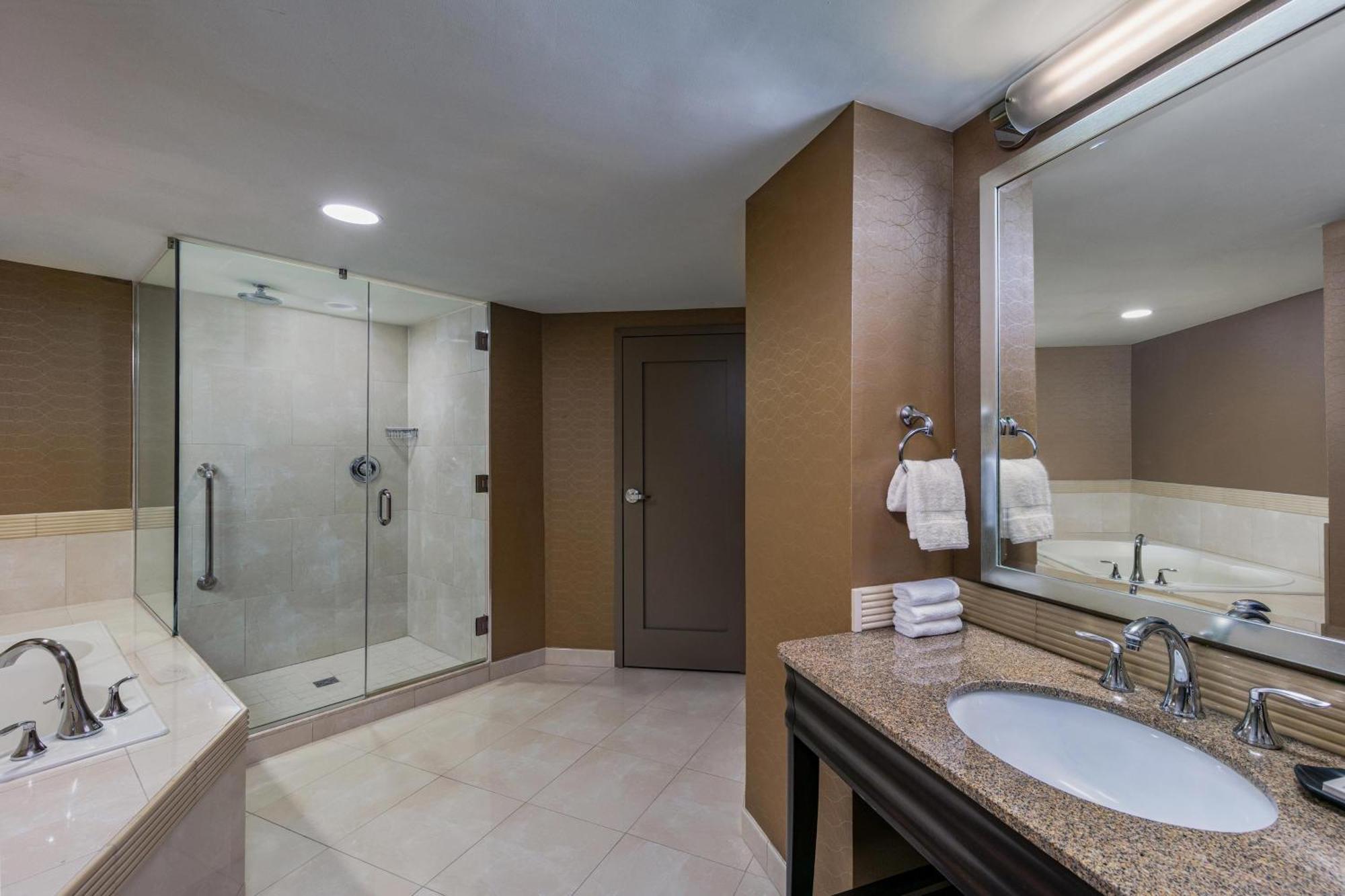 เชอราตัน กรีนส์โบโร แอท โฟร์ซีซั่น Hotel ภายนอก รูปภาพ
