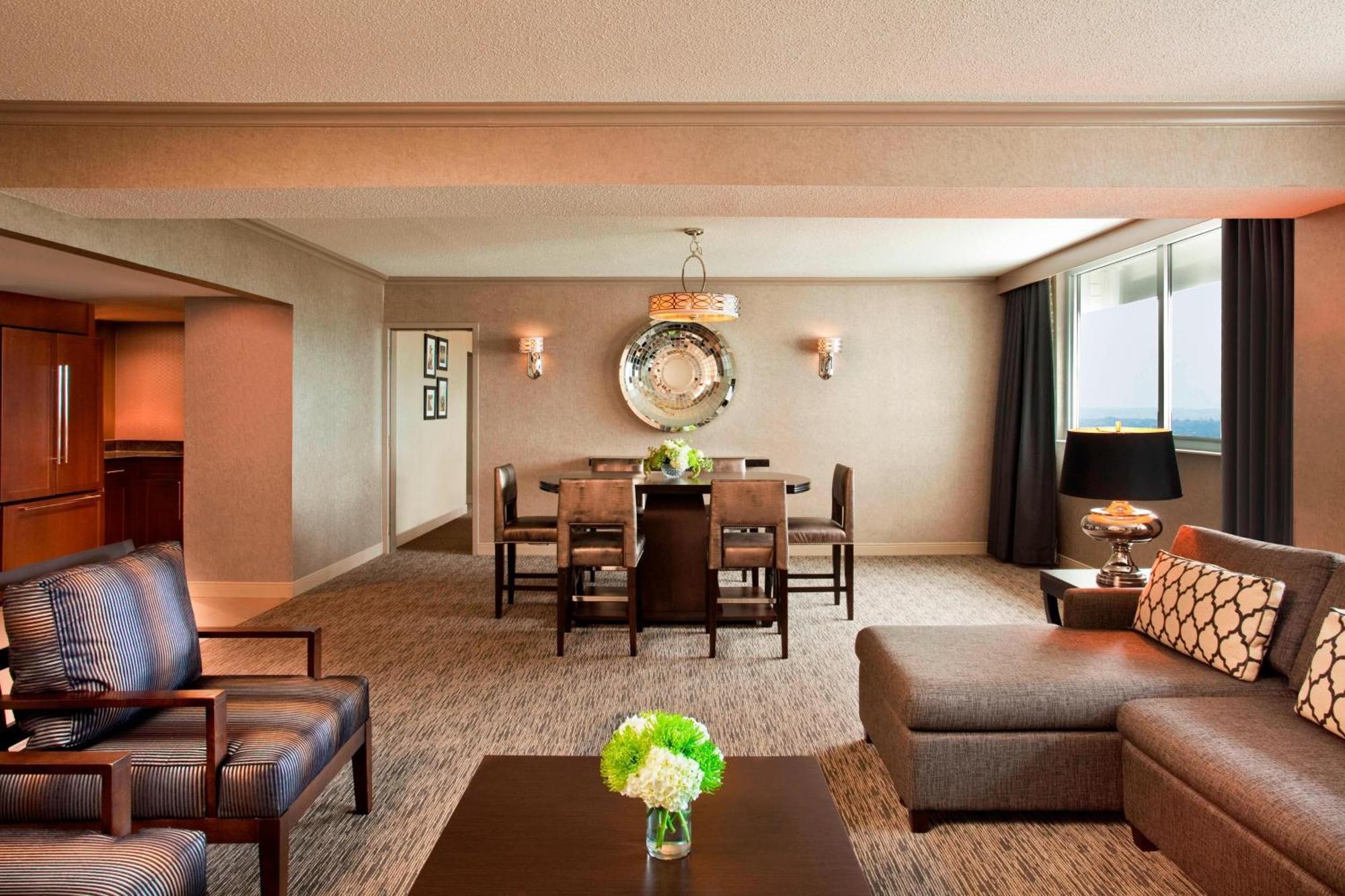 เชอราตัน กรีนส์โบโร แอท โฟร์ซีซั่น Hotel ภายนอก รูปภาพ